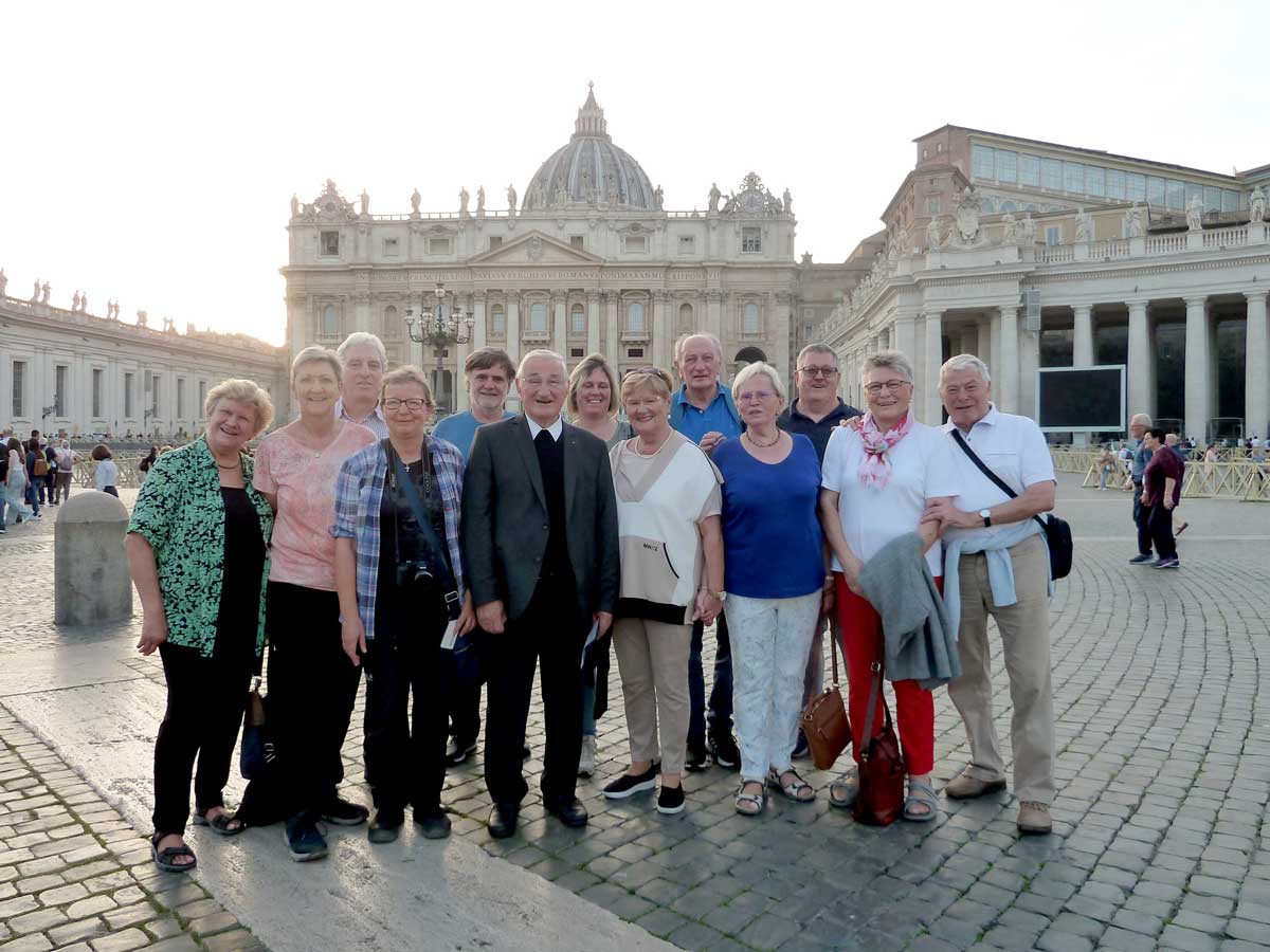 Die Bamberger Pilgergruppe auf dem Platz vor dem Petersdom